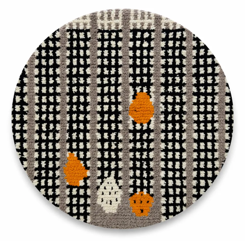 Tapis rond berbère Ghilas noir et orange à damier — tapis berbères contemporains tissé à la main