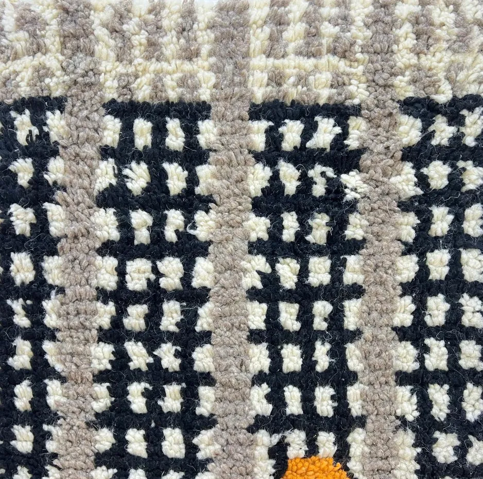 Tapis rond berbère Ghilas noir et orange à damier, vue 3 sur 4
