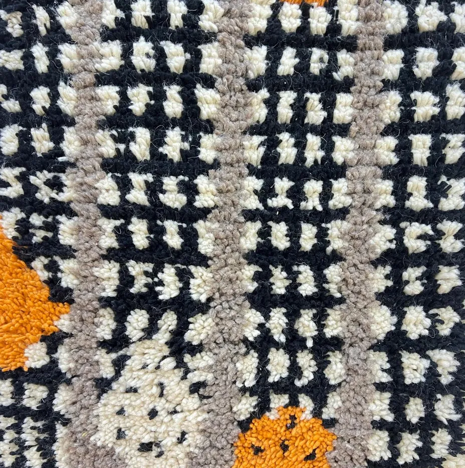 Tapis rond berbère Ghilas noir et orange à damier, vue 4 sur 4