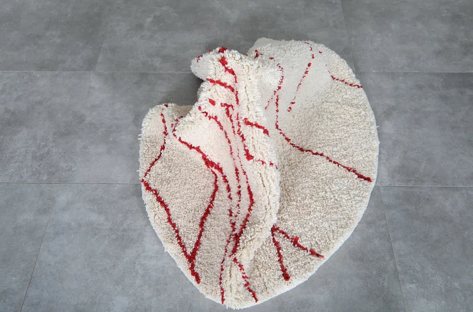 Tapis rond berbère Ghilas rouge à lignes, vue 3 sur 7