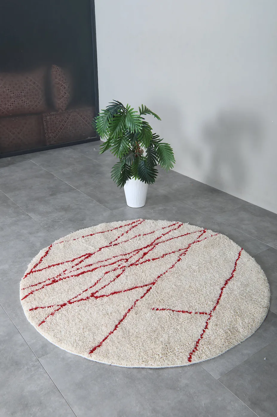 Tapis rond berbère Ghilas rouge à lignes, vue 6 sur 7