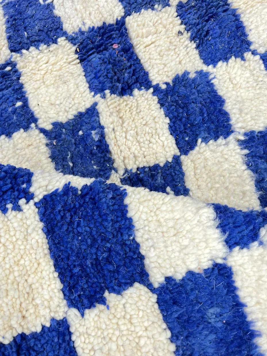 Tapis rond berbère Goulmima bleu à damier, vue 3 sur 4