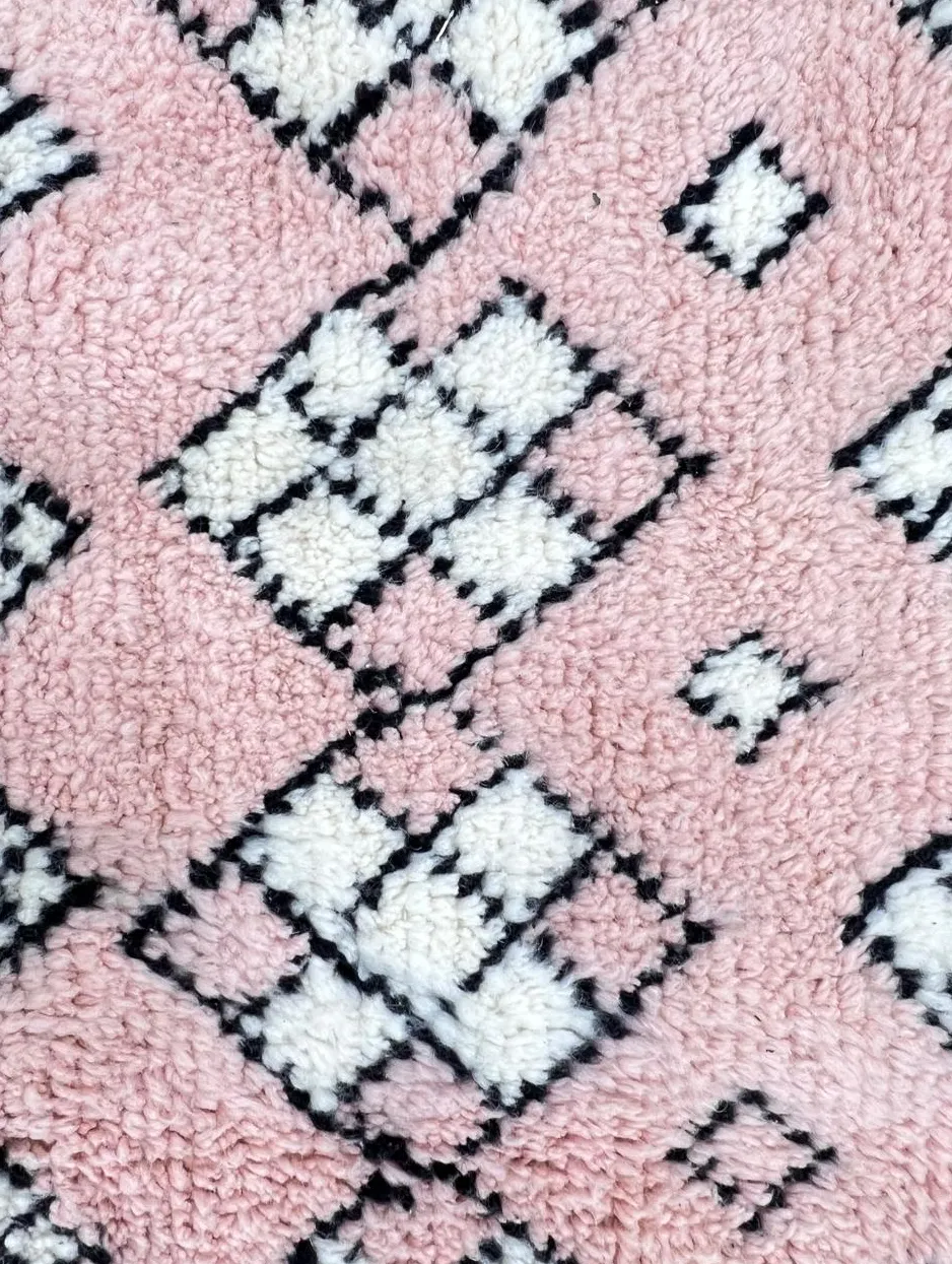 Tapis rond berbère Guelmim rose à losanges, vue 3 sur 4