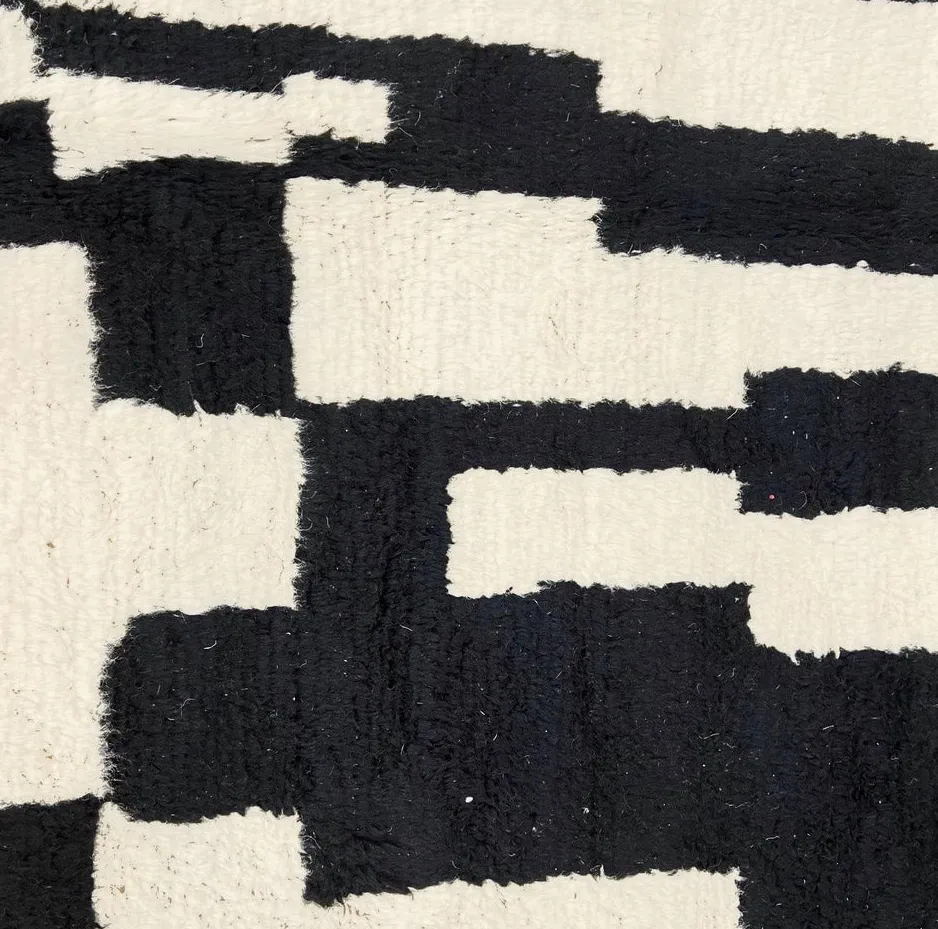 Tapis rond berbère Illi noir et blanc au dessin abstrait, vue 3 sur 4