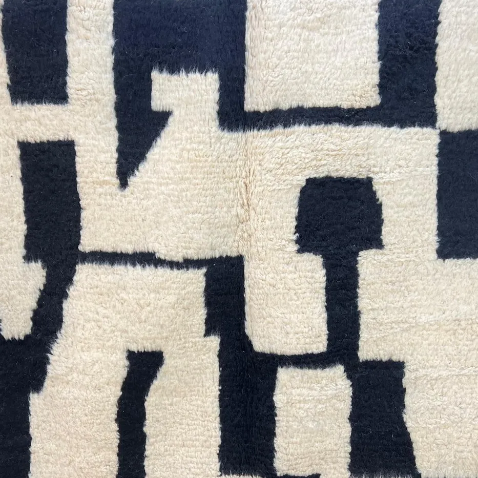 Tapis rond berbère Illi noir et blanc au dessin abstrait, vue 4 sur 4