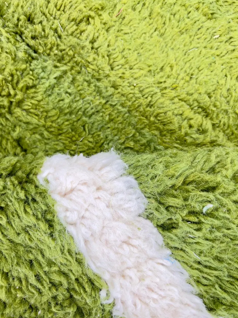 Tapis rond berbère Imouzzer vert et blanc au dessin abstrait, vue 3 sur 4