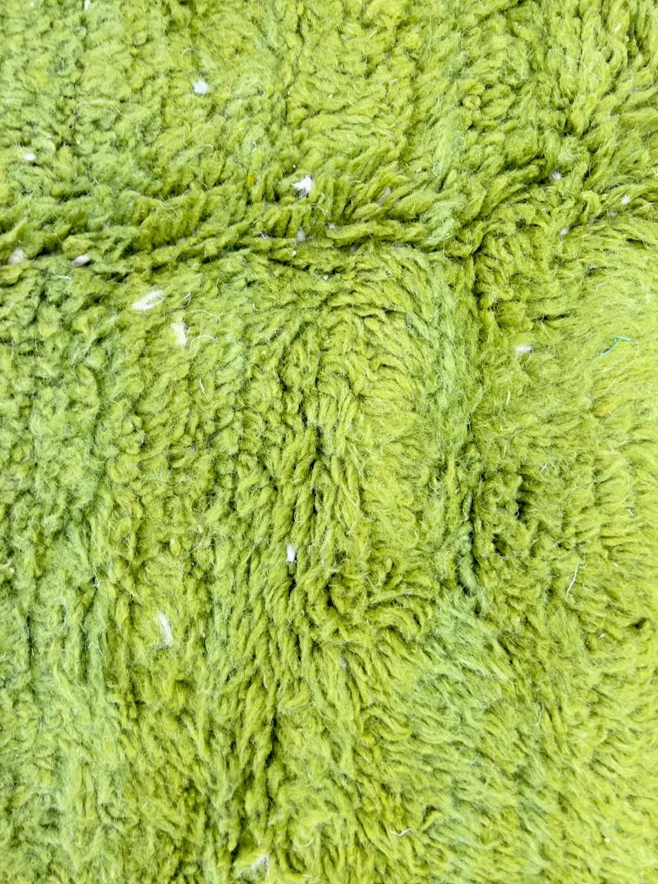 Tapis rond berbère Imouzzer vert et blanc au dessin abstrait, vue 4 sur 4