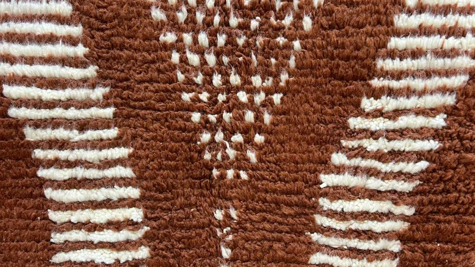Tapis rond berbère Imsouane marron aux motifs géométriques, vue 3 sur 4