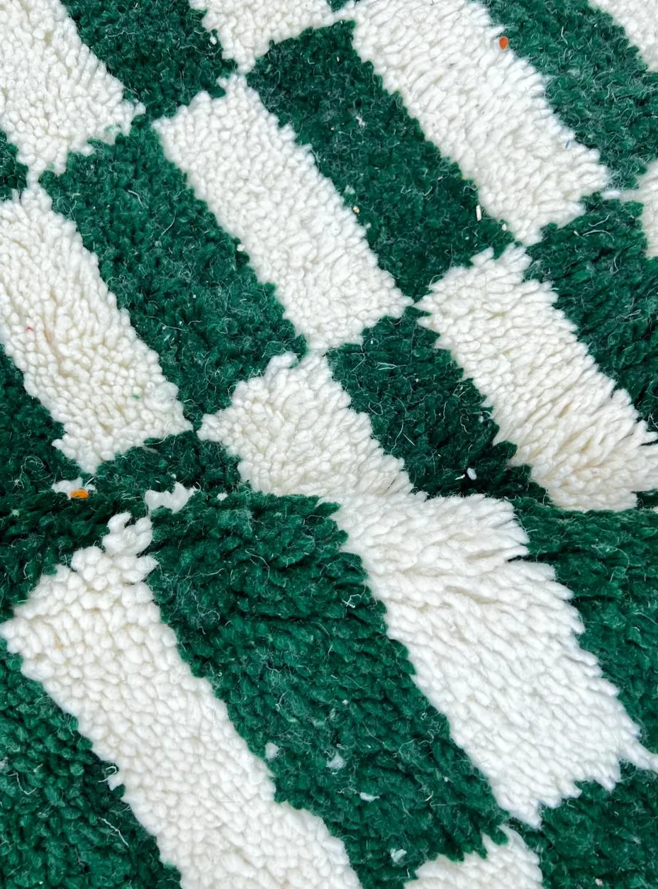 Tapis rond berbère Ineghmar vert et blanc à damier, vue 3 sur 4