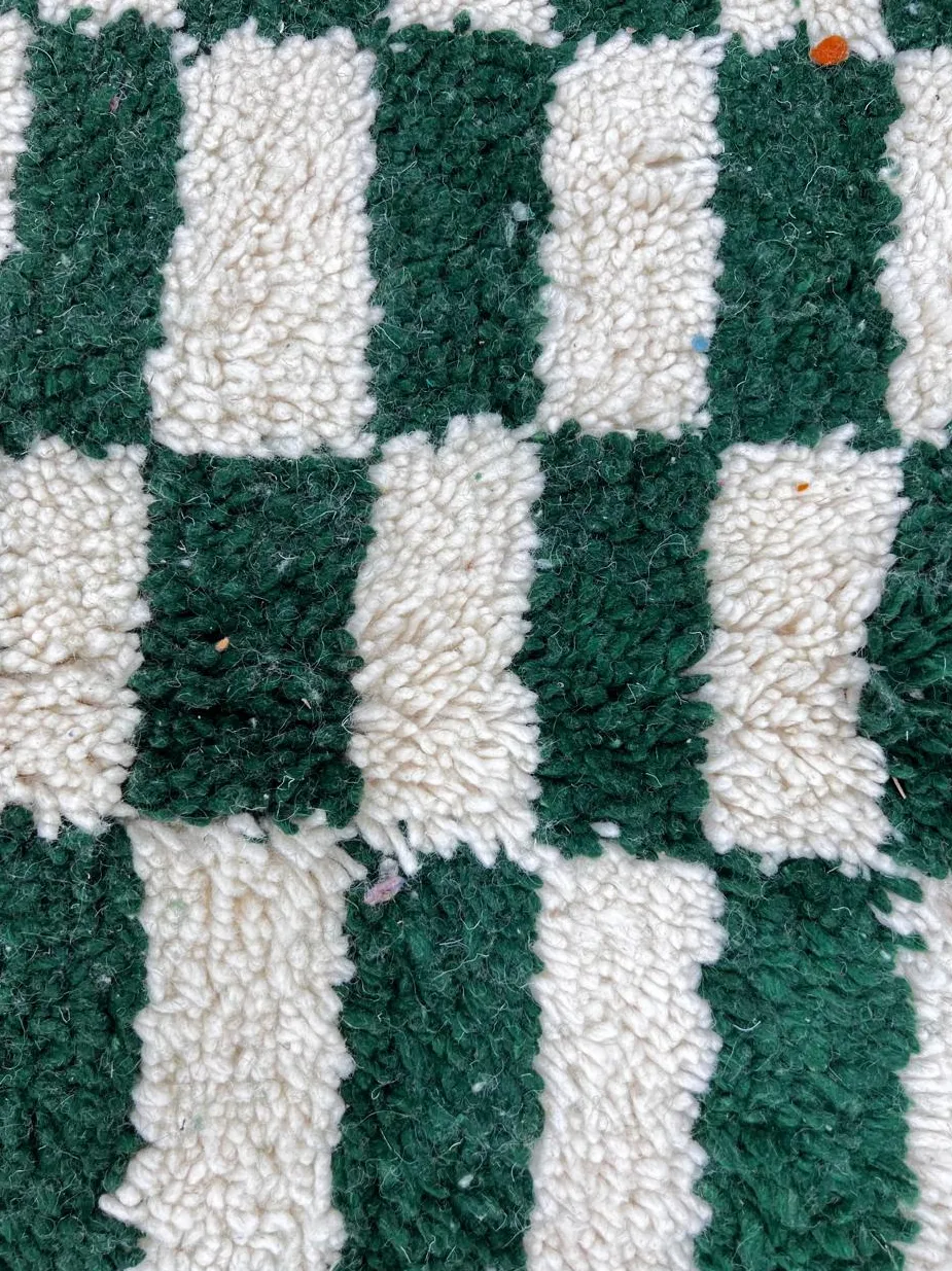 Tapis rond berbère Ineghmar vert et blanc à damier, vue 4 sur 4