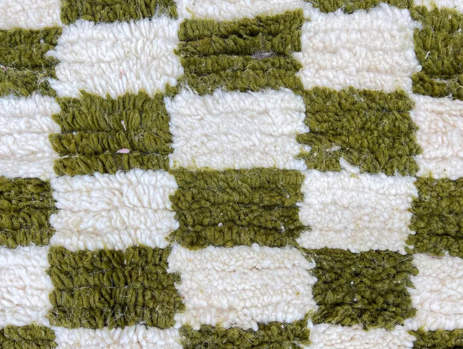 Tapis rond berbère Isli vert et blanc à damier, vue 3 sur 4
