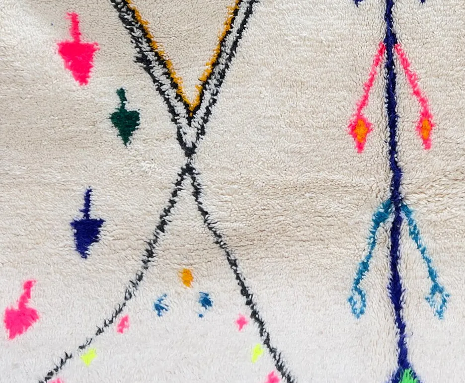 Tapis rond berbère Itzer blanc et multicolore aux motifs berbères, vue 3 sur 4