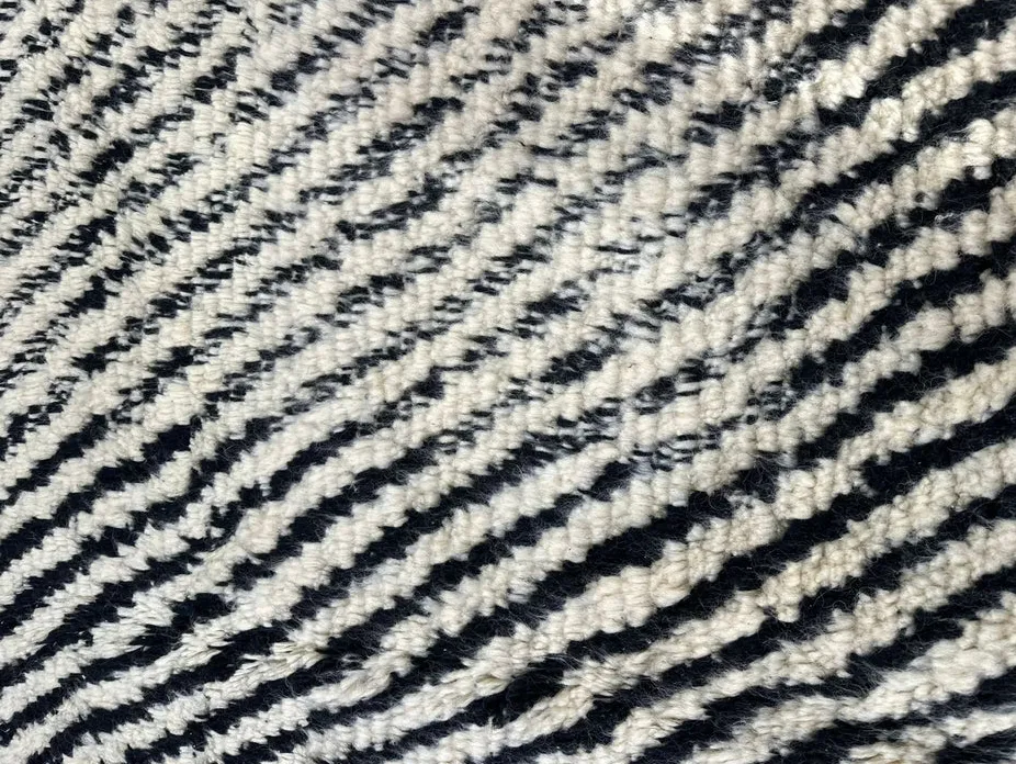 Tapis rond berbère Izza noir et blanc aux motifs géométriques, vue 3 sur 4