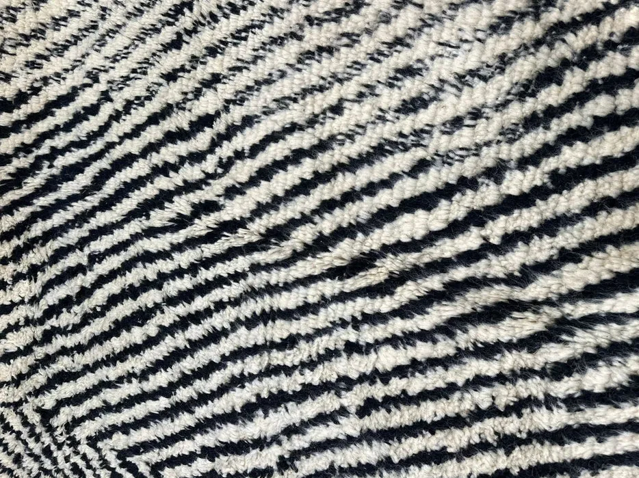 Tapis rond berbère Izza noir et blanc aux motifs géométriques, vue 4 sur 4