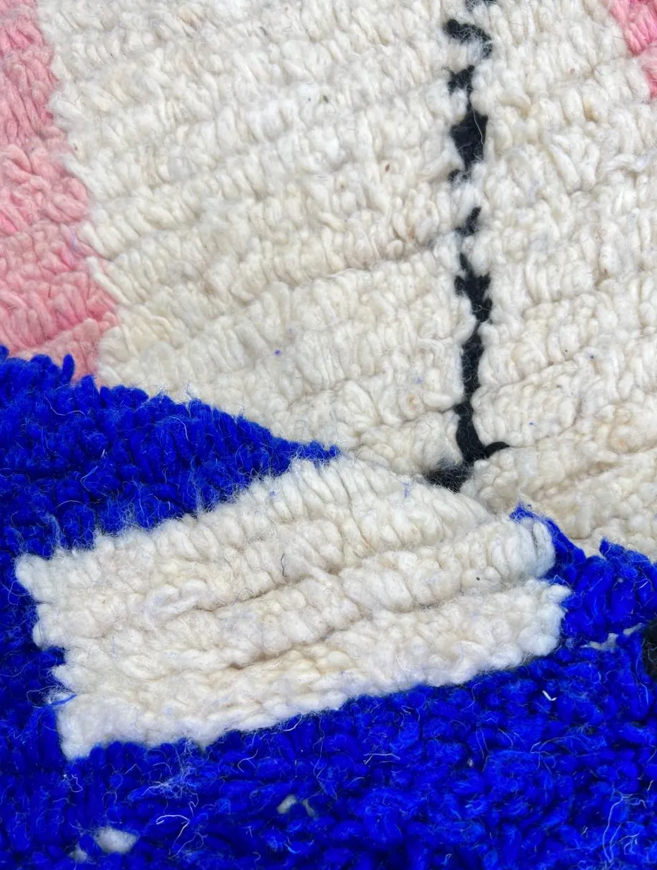 Tapis rond berbère Ksiba bleu et rose au dessin abstrait, vue 3 sur 4