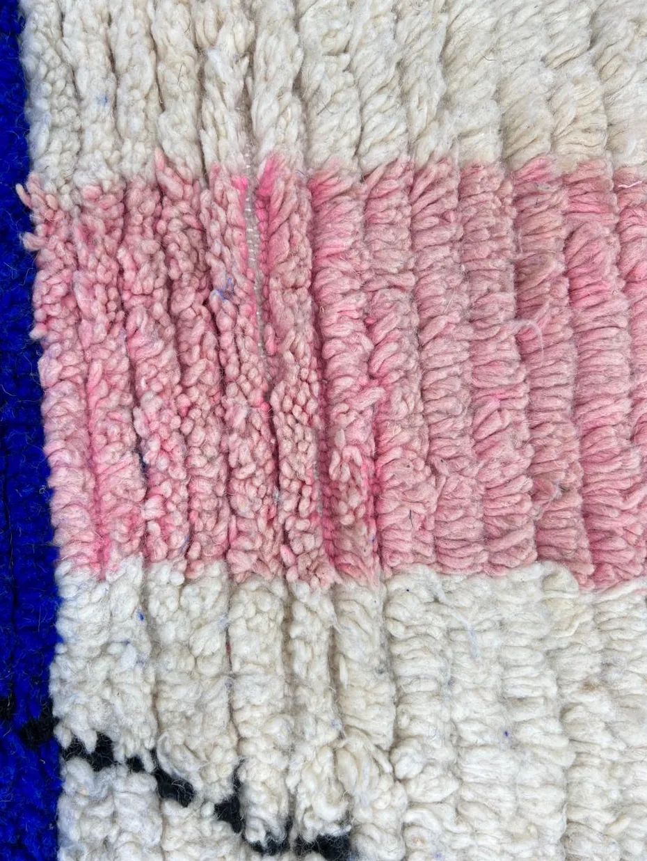 Tapis rond berbère Ksiba bleu et rose au dessin abstrait, vue 4 sur 4