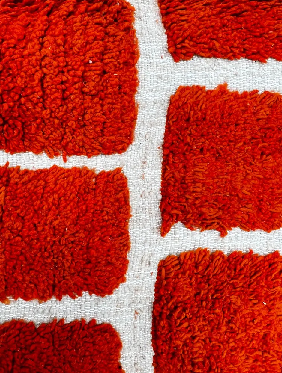 Tapis rond berbère Massin rouge à damier, vue 3 sur 4