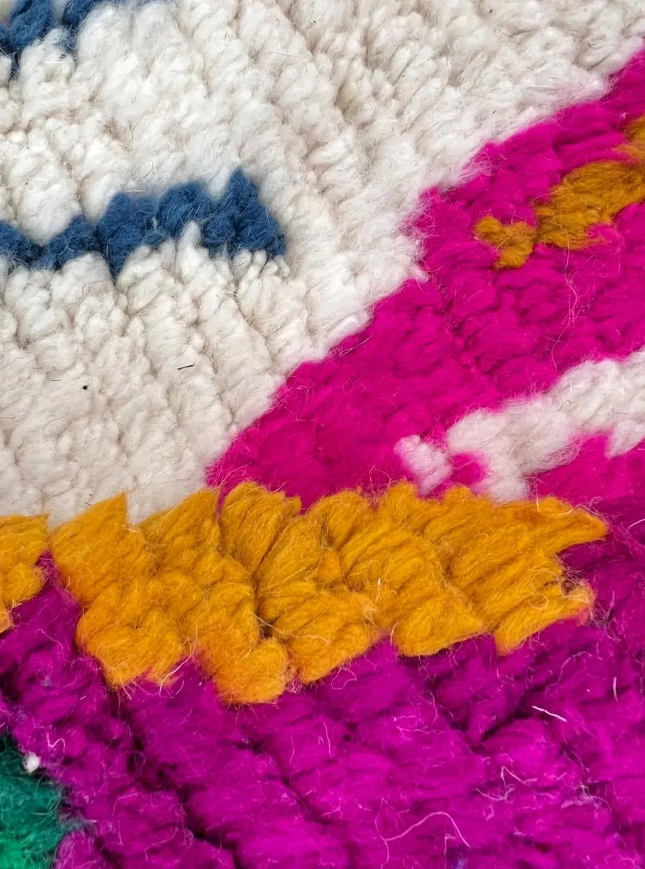 Tapis rond berbère Midelt blanc et multicolore aux motifs berbères, vue 3 sur 4