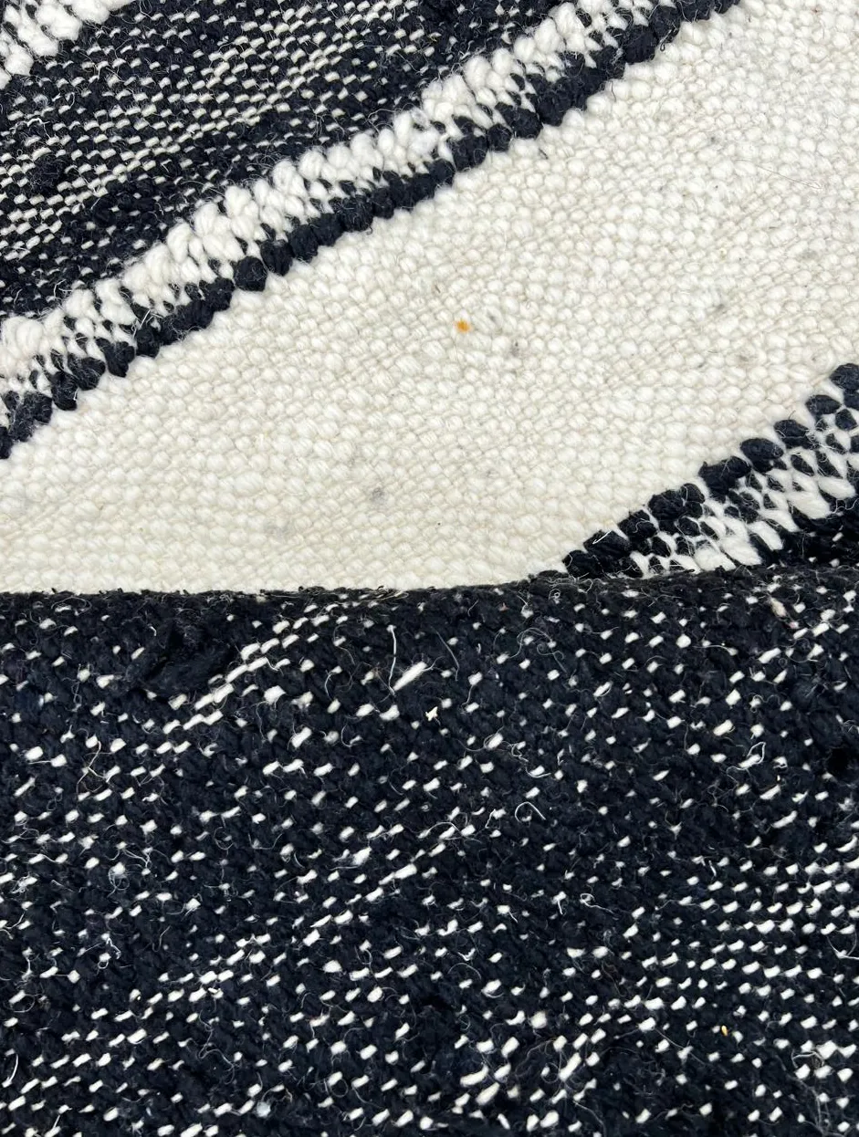Tapis rond berbère Moulouya noir et blanc, vue 3 sur 4