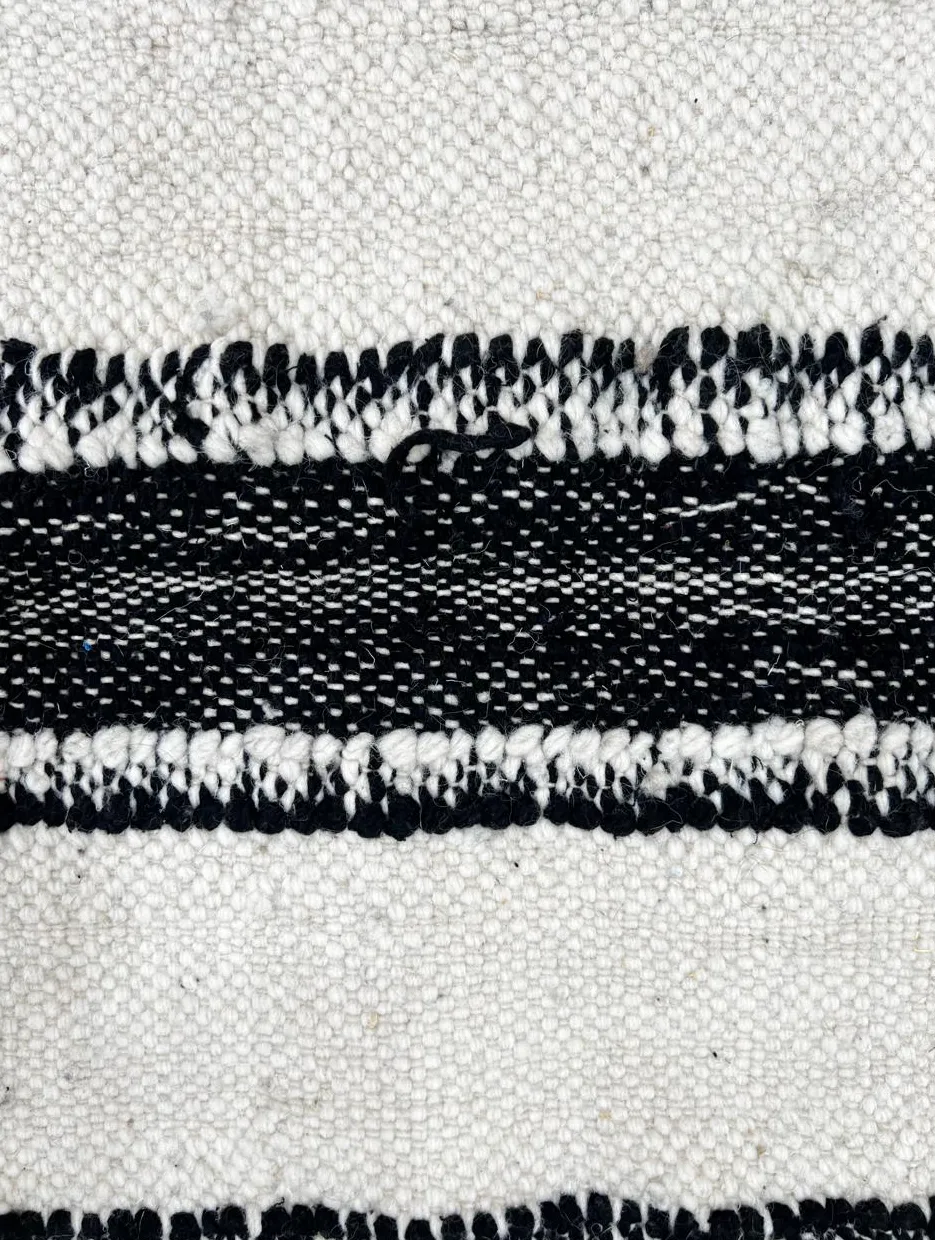 Tapis rond berbère Moulouya noir et blanc, vue 4 sur 4