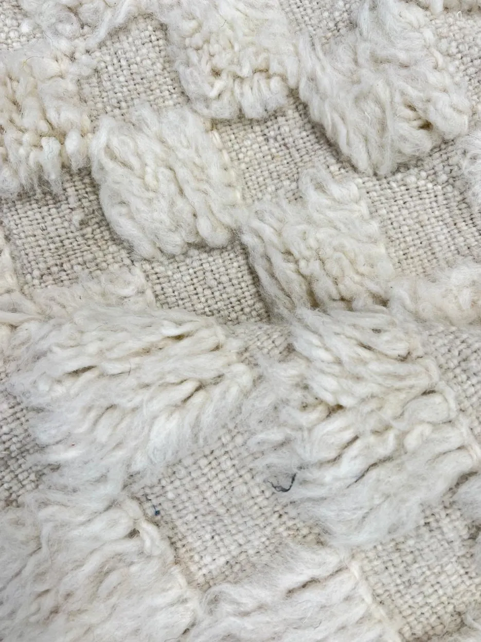 Tapis rond berbère Ouirgane blanc à damier, vue 3 sur 4