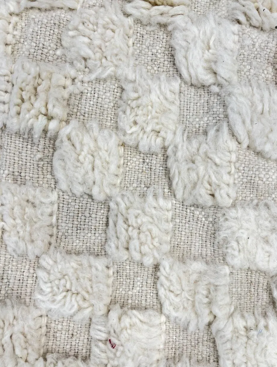 Tapis rond berbère Ouirgane blanc à damier, vue 4 sur 4