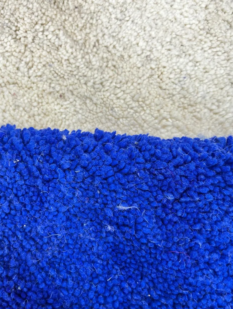 Tapis rond berbère Oukaïm blanc et bleu au dessin abstrait, vue 3 sur 4