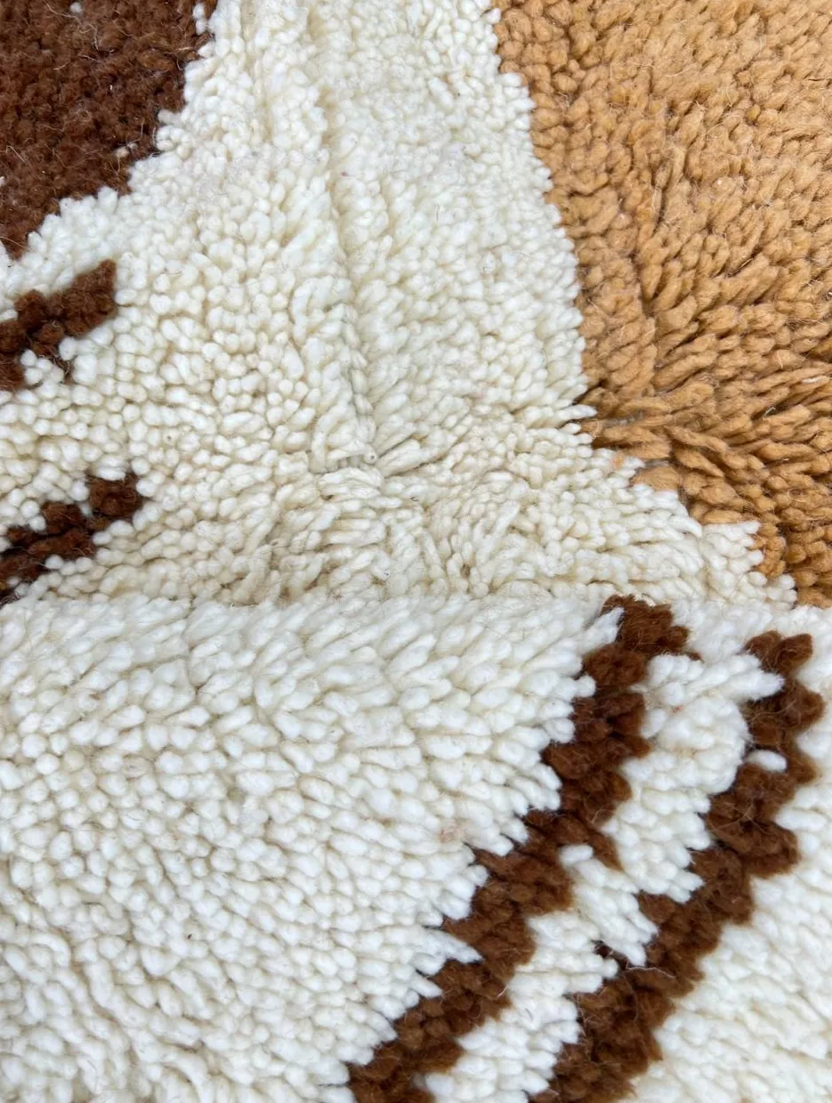 Tapis rond berbère Oulmès marron et blanc au dessin abstrait, vue 3 sur 4