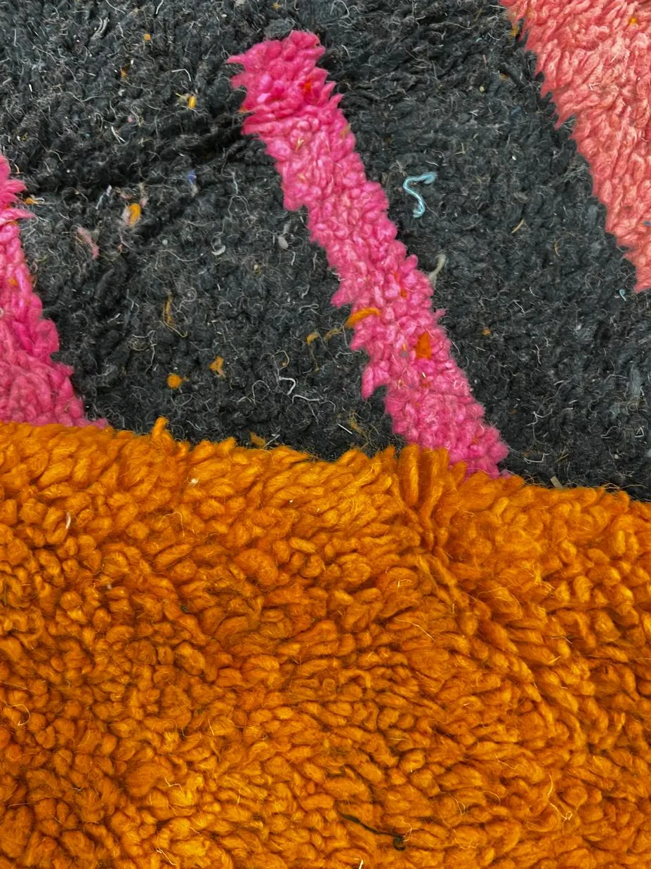 Tapis rond berbère Ourika au dessin abstrait, vue 3 sur 4
