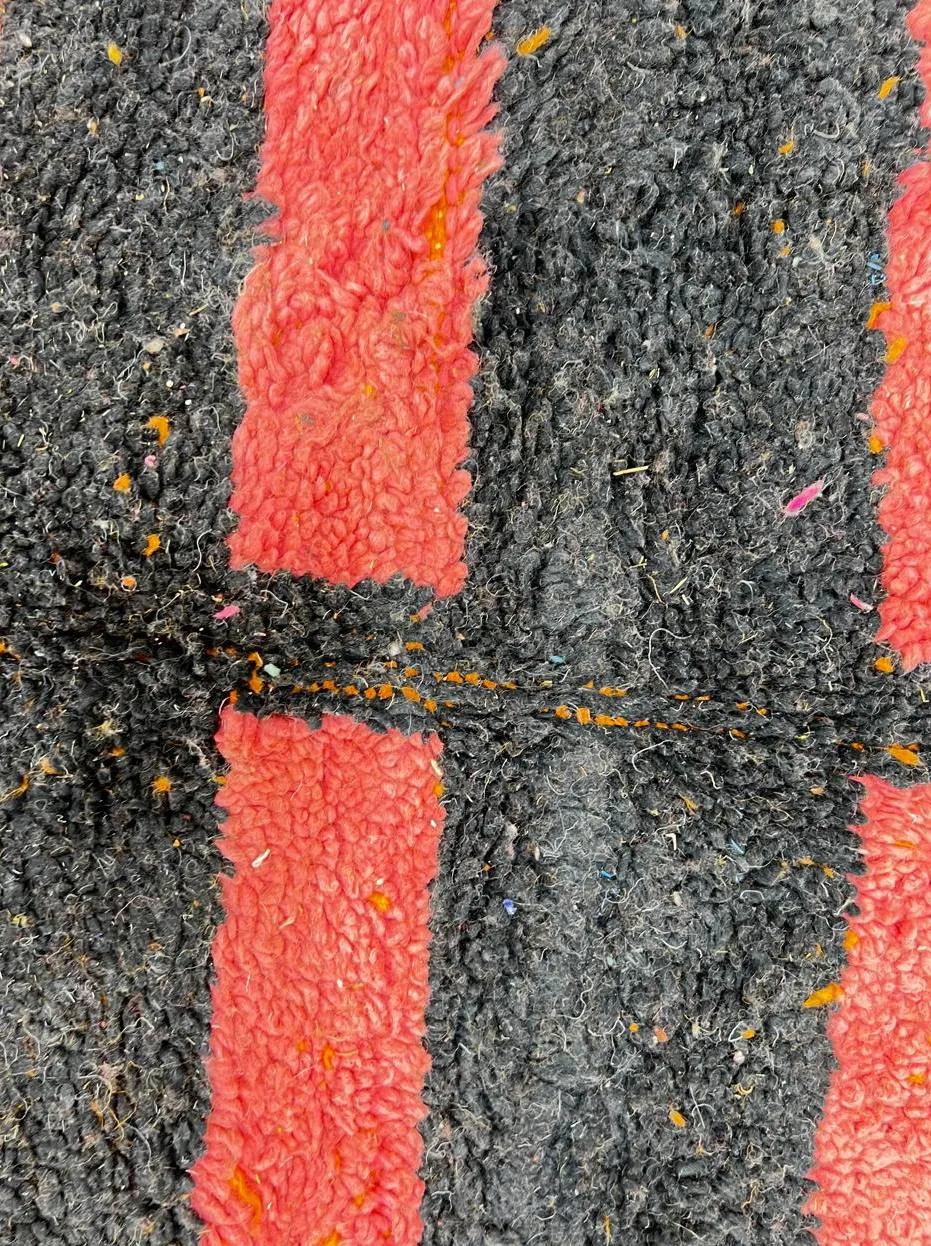 Tapis rond berbère Ourika au dessin abstrait, vue 4 sur 4