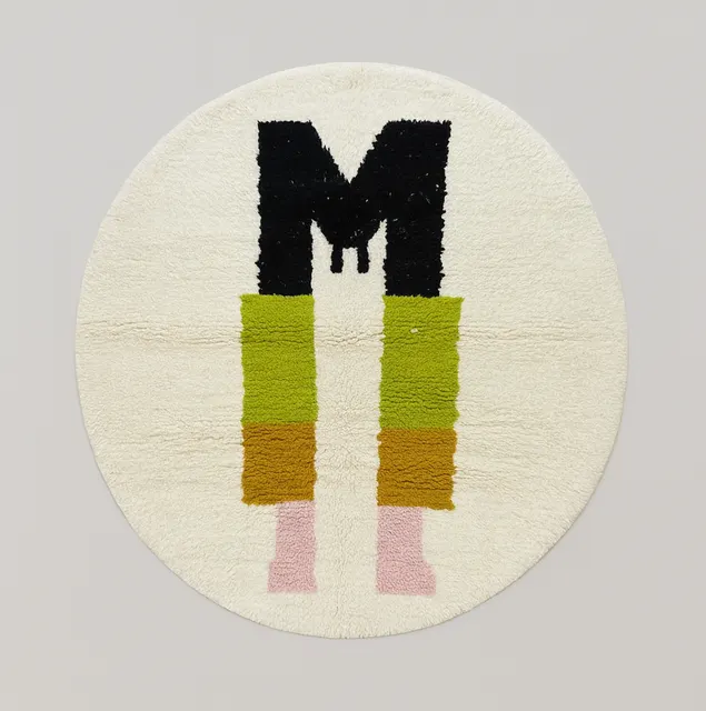 Tapis rond berbère Ouzoud blanc au dessin abstrait — tapis berbères contemporains
