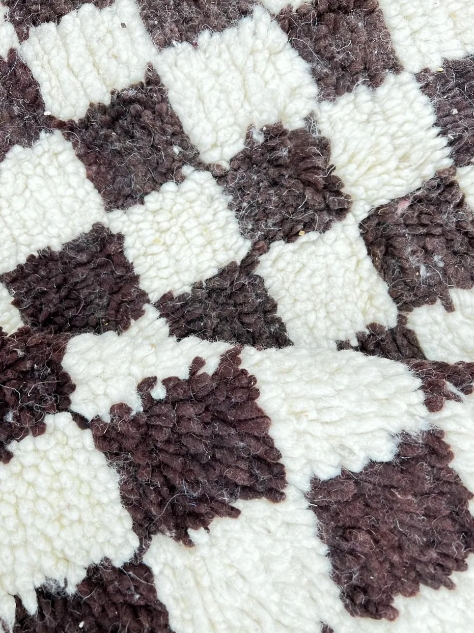 Tapis rond berbère Rheris marron et blanc à damier, vue 3 sur 4