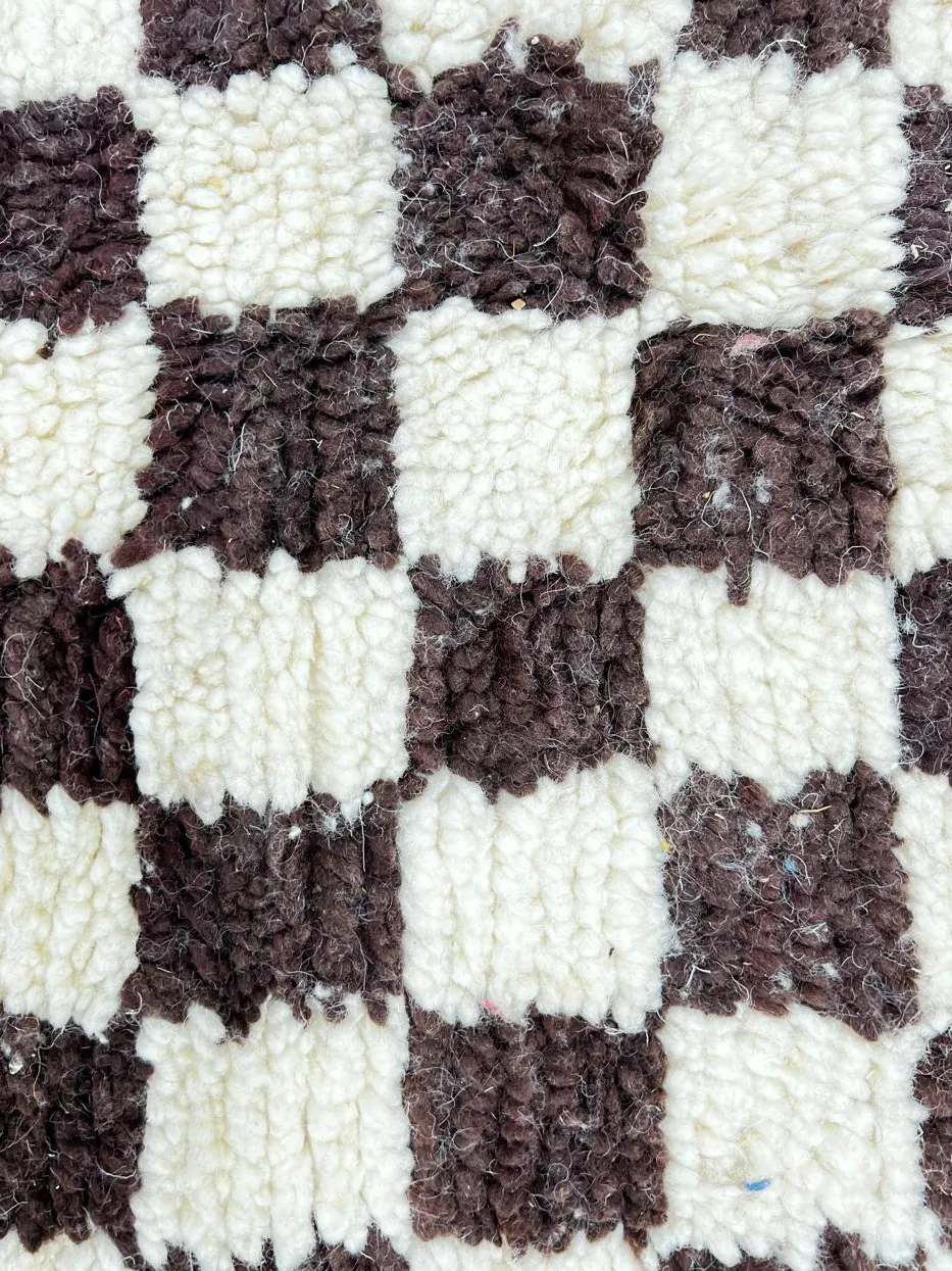 Tapis rond berbère Rheris marron et blanc à damier, vue 4 sur 4