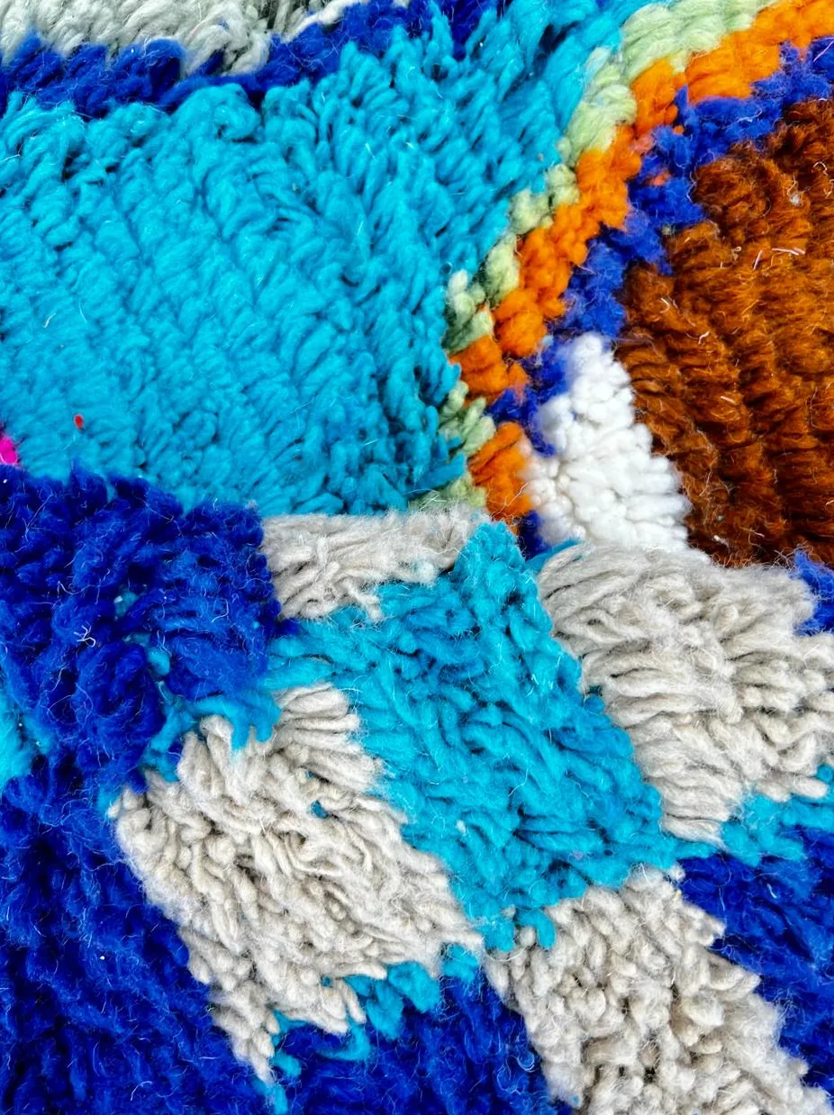 Tapis rond berbère Sefrou bleu et multicolore aux motifs géométriques, vue 3 sur 4