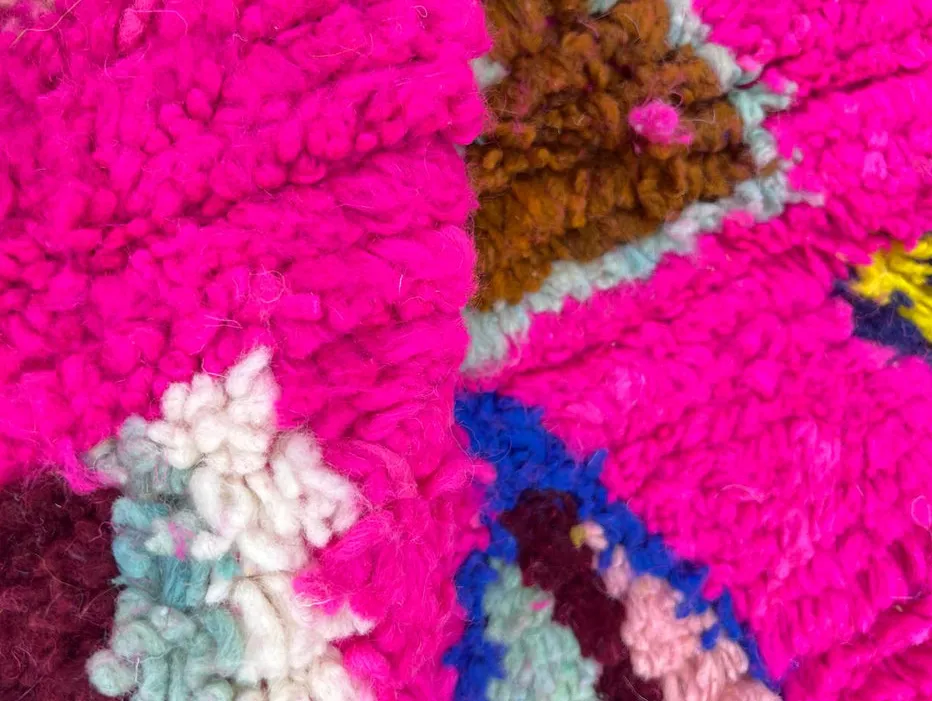 Tapis rond berbère Sefrou rose et multicolore, vue 3 sur 4