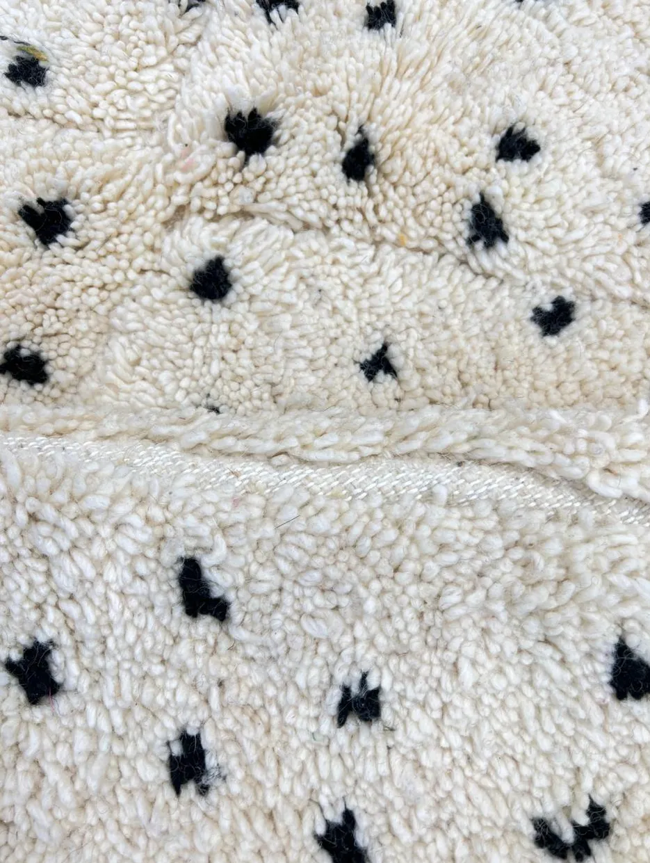 Tapis rond berbère Siroua blanc et noir, vue 3 sur 4