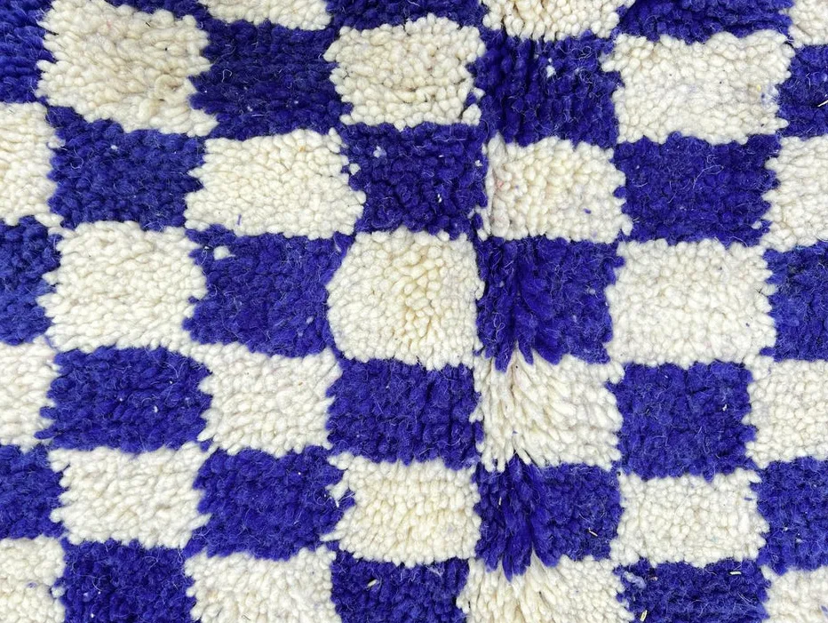 Tapis rond berbère Taddart bleu et blanc à damier, vue 3 sur 4