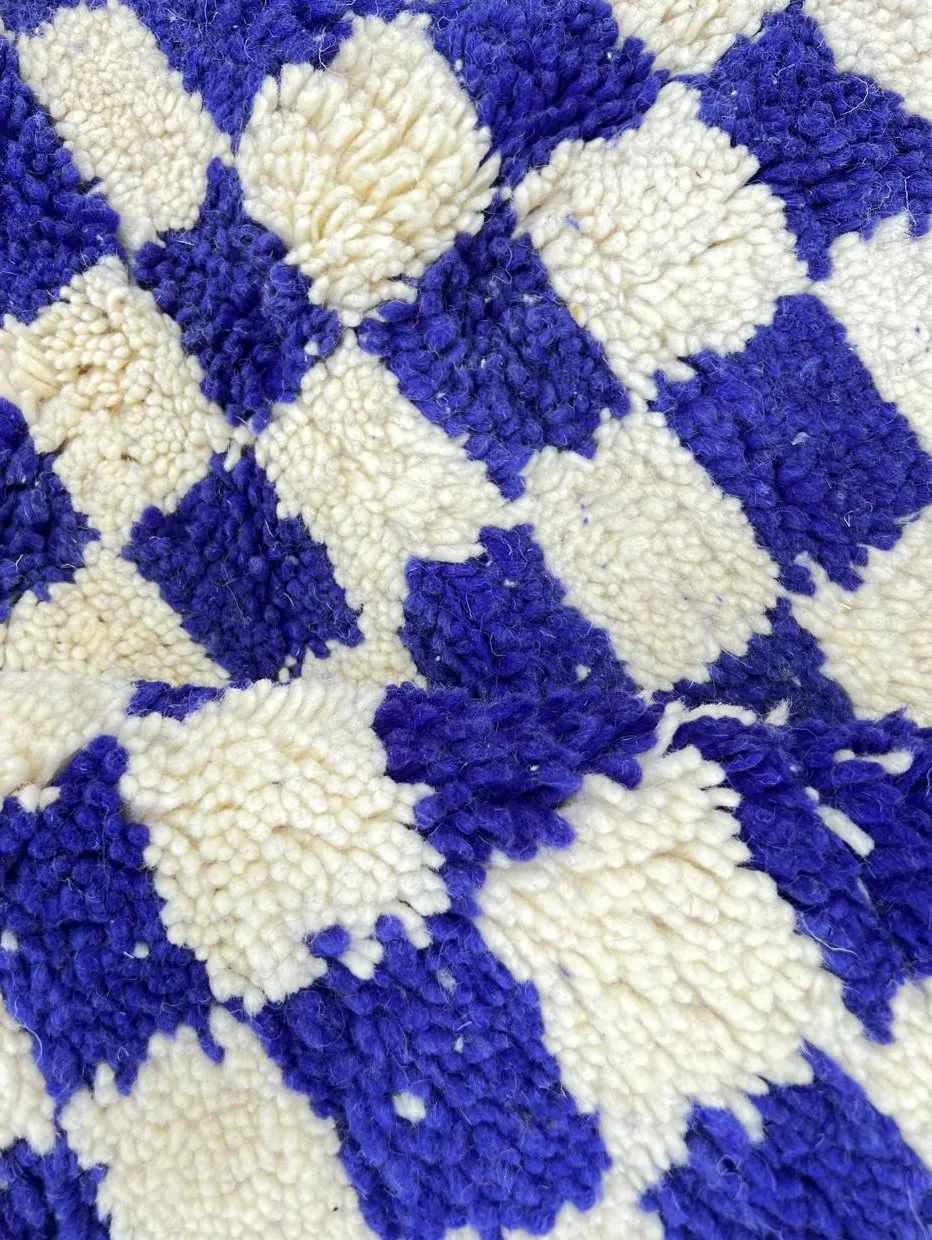 Tapis rond berbère Taddart bleu et blanc à damier, vue 4 sur 4
