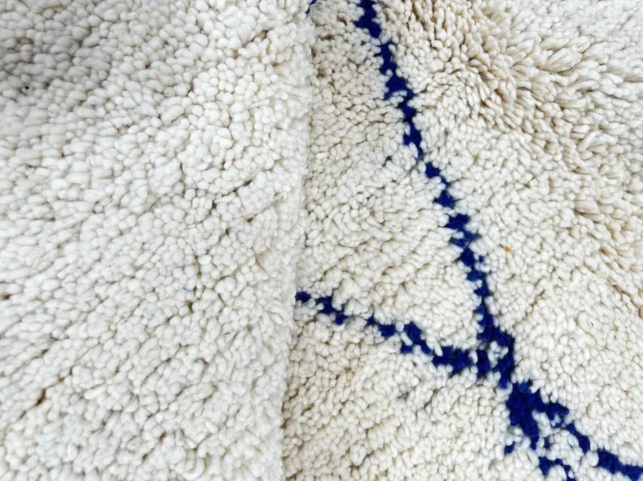 Tapis rond berbère Tadla blanc et bleu à losanges, vue 3 sur 4