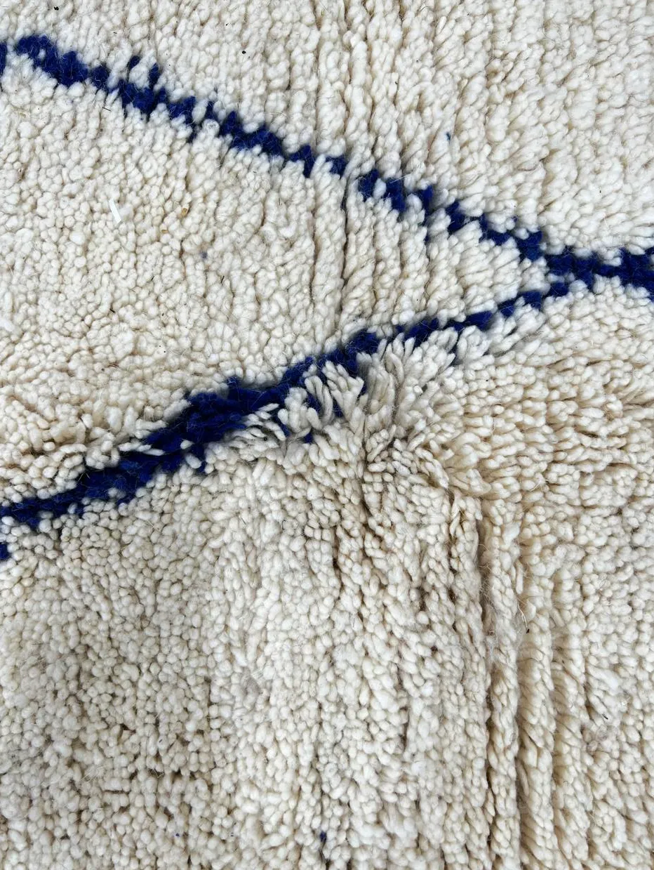 Tapis rond berbère Tadla blanc et bleu à losanges, vue 4 sur 4