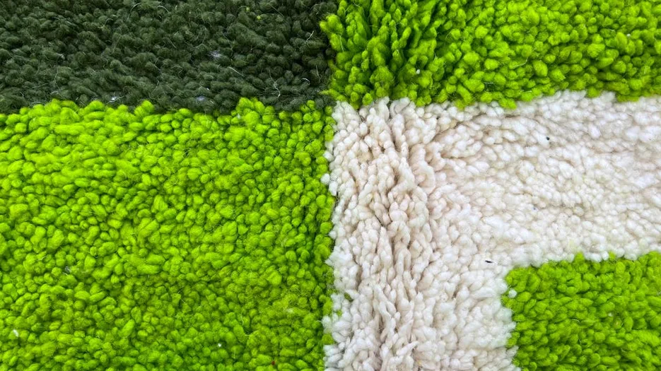 Tapis rond berbère Tafsut vert aux motifs géométriques, vue 3 sur 4