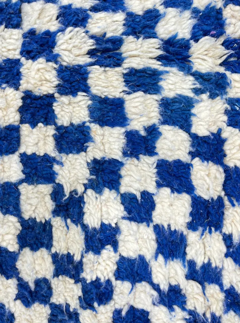 Tapis rond berbère Taghazout bleu à damier, vue 3 sur 4