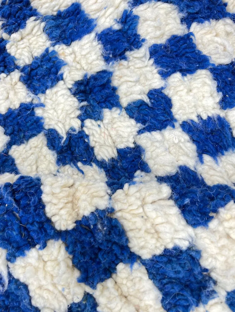 Tapis rond berbère Taghazout bleu à damier, vue 4 sur 4