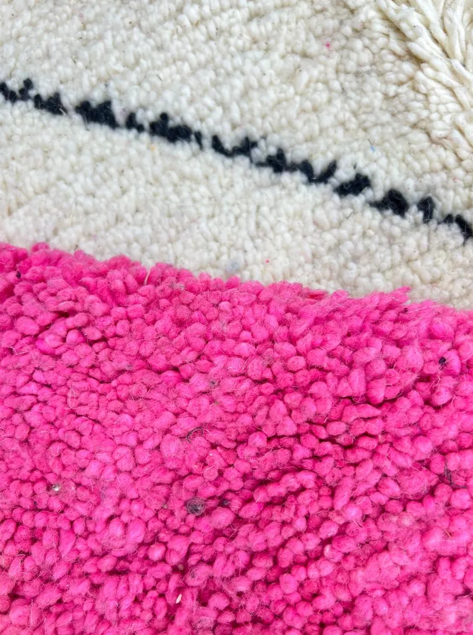 Tapis rond berbère Tagleft rose et noir aux motifs géométriques, vue 3 sur 4