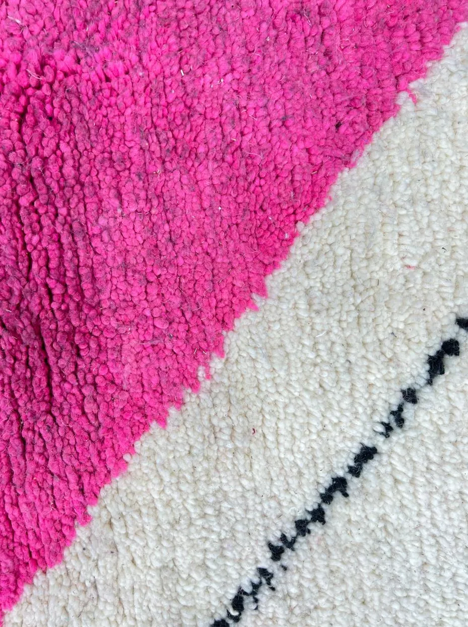 Tapis rond berbère Tagleft rose et noir aux motifs géométriques, vue 4 sur 4
