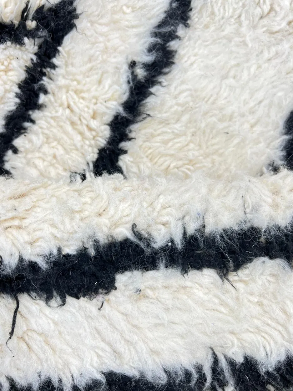 Tapis rond berbère Tagounite blanc et noir à losanges, vue 3 sur 4