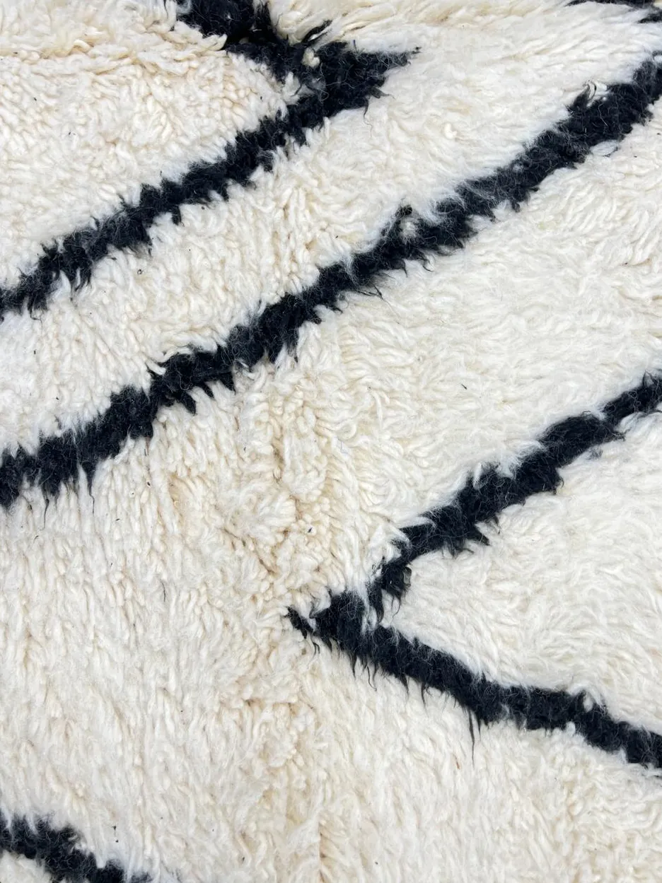 Tapis rond berbère Tagounite blanc et noir à losanges, vue 4 sur 4