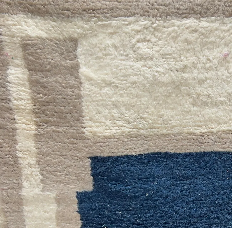 Tapis rond berbère Tahanaout bleu uni, vue 3 sur 4