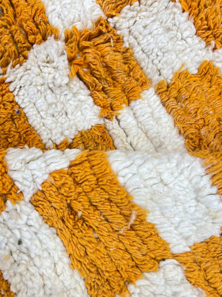 Tapis rond berbère Tamegroute orange et blanc à damier, vue 3 sur 4