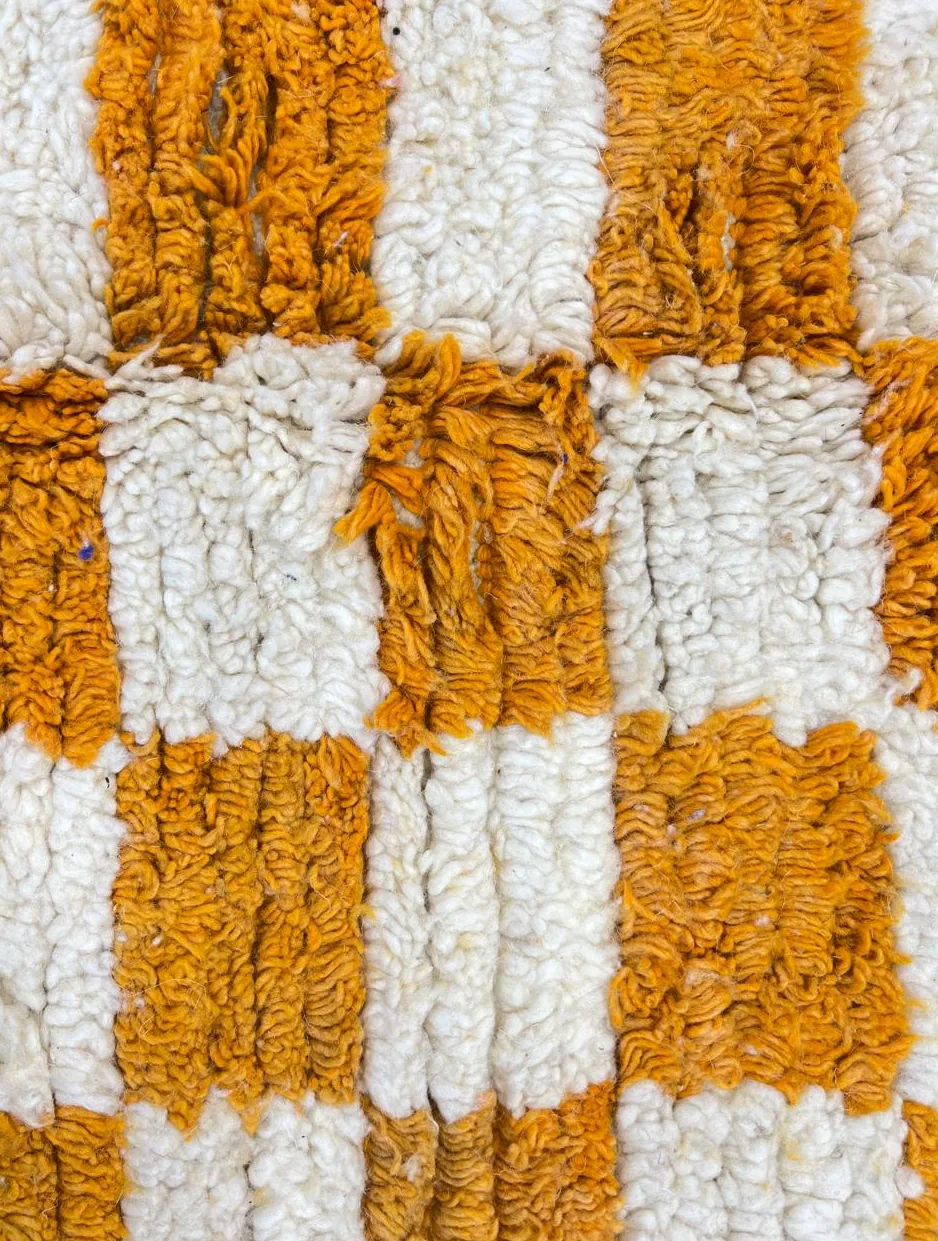 Tapis rond berbère Tamegroute orange et blanc à damier, vue 4 sur 4